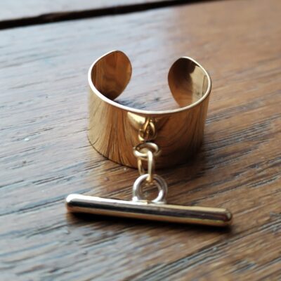 Bague ouverte dorée avec pendentif barre